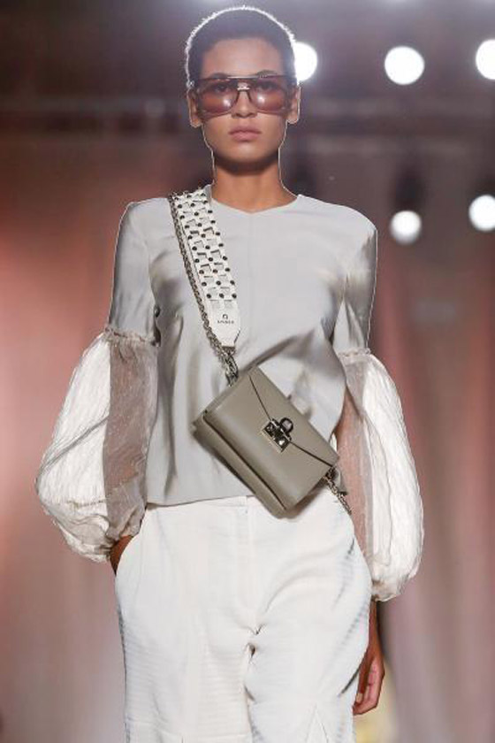 صور: أحدث موديلات وصيحات شنط اليد لموضة 2020 من أسبوع ميلانو صورة رقم 5