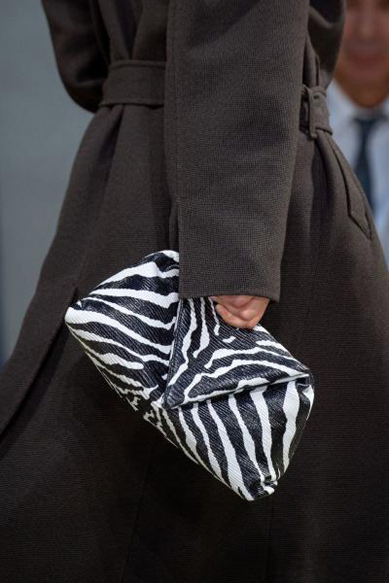 صور: أحدث موديلات وصيحات شنط اليد لموضة 2020 من أسبوع ميلانو صورة رقم 17