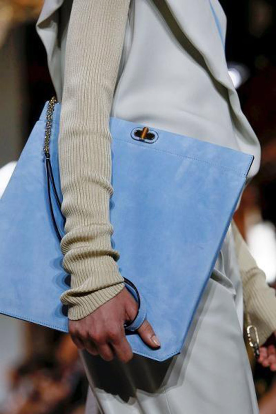 صور: أحدث موديلات وصيحات شنط اليد لموضة 2020 من أسبوع ميلانو صورة رقم 19