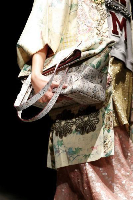 صور: أحدث موديلات وصيحات شنط اليد لموضة 2020 من أسبوع ميلانو صورة رقم 20