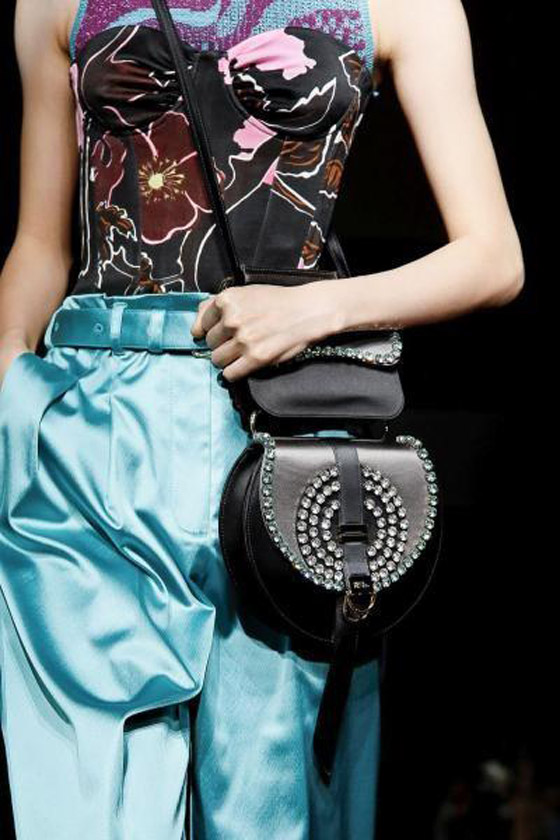 صور: أحدث موديلات وصيحات شنط اليد لموضة 2020 من أسبوع ميلانو صورة رقم 4