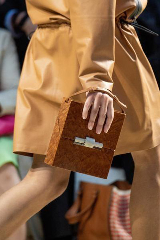صور: أحدث موديلات وصيحات شنط اليد لموضة 2020 من أسبوع ميلانو صورة رقم 21