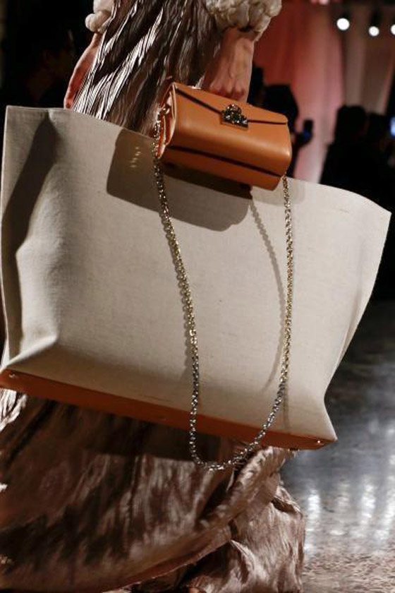 صور: أحدث موديلات وصيحات شنط اليد لموضة 2020 من أسبوع ميلانو صورة رقم 22