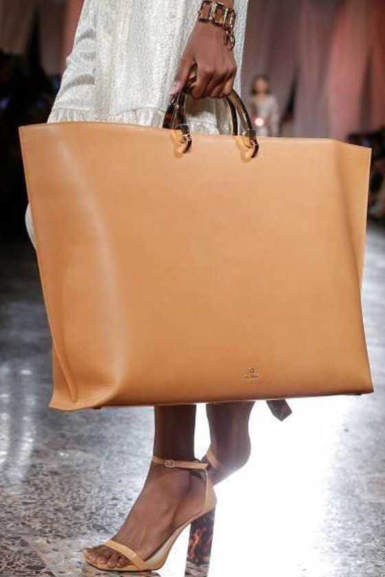 صور: أحدث موديلات وصيحات شنط اليد لموضة 2020 من أسبوع ميلانو صورة رقم 24