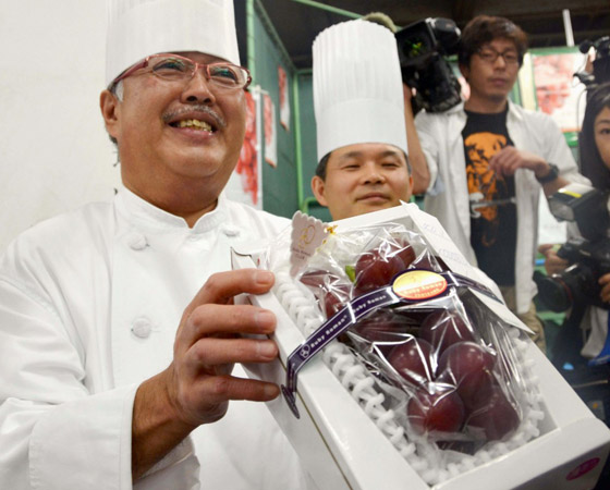 بالصور: إليكم أغلى عنب في العالم.. 910 دولار للعنقود الواحد! صورة رقم 7