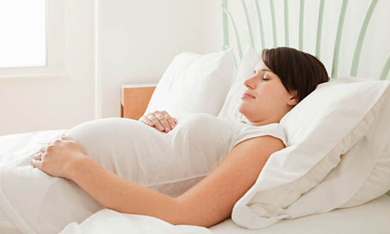 لماذا ينبغي على النساء تجنب النوم على ظهورهن أواخر الحمل؟ صورة رقم 1
