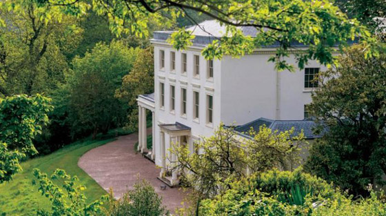 بالصور: رحلة في منزل أحلام الكاتبة البوليسية الأشهر أجاثا كريستي صورة رقم 1