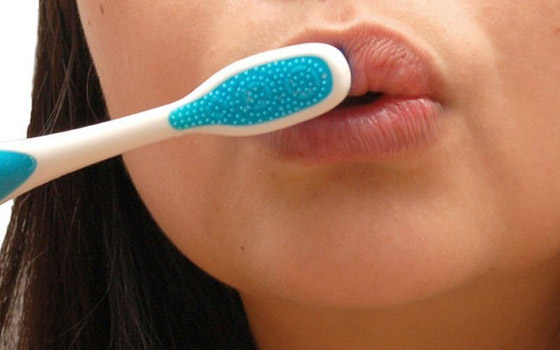 7 حيل تجميليّة يحتاج تطبيقها إلى...فرشاة أسنان صورة رقم 2