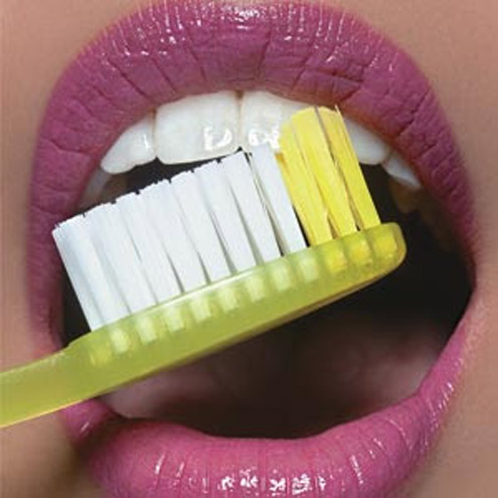 7 حيل تجميليّة يحتاج تطبيقها إلى...فرشاة أسنان صورة رقم 5