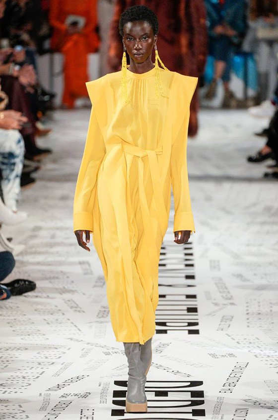 بالصور: أكثر الألوان تريند للعبايات من موضة ماركات شتاء 2019 صورة رقم 1 بالصور: أكثر الألوان تريند للعبايات من موضة ماركات شتاء 2019 صورة رقم 1