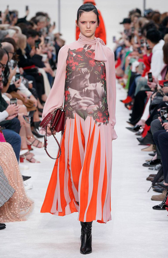 بالصور: أكثر الألوان تريند للعبايات من موضة ماركات شتاء 2019 صورة رقم 2 بالصور: أكثر الألوان تريند للعبايات من موضة ماركات شتاء 2019 صورة رقم 2