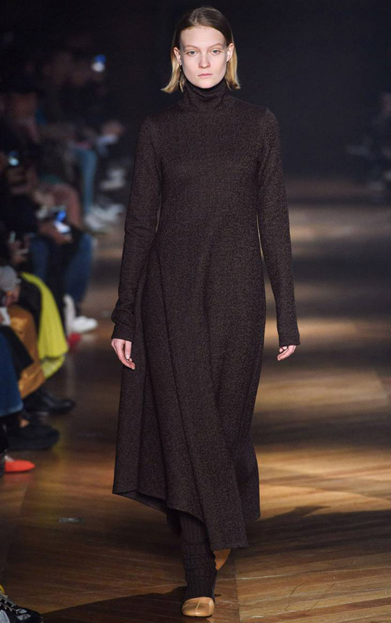 بالصور: أكثر الألوان تريند للعبايات من موضة ماركات شتاء 2019 صورة رقم 3 بالصور: أكثر الألوان تريند للعبايات من موضة ماركات شتاء 2019 صورة رقم 3