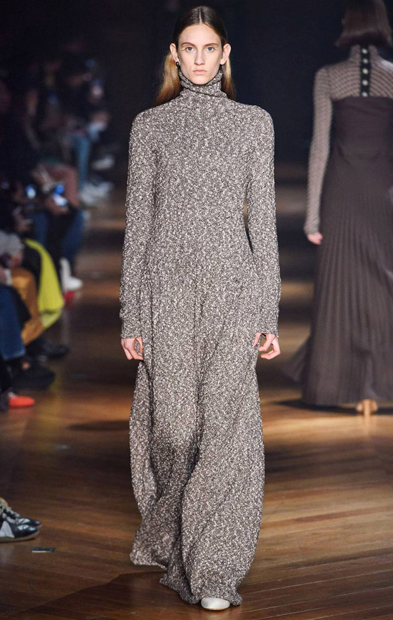 بالصور: أكثر الألوان تريند للعبايات من موضة ماركات شتاء 2019 صورة رقم 4 بالصور: أكثر الألوان تريند للعبايات من موضة ماركات شتاء 2019 صورة رقم 4