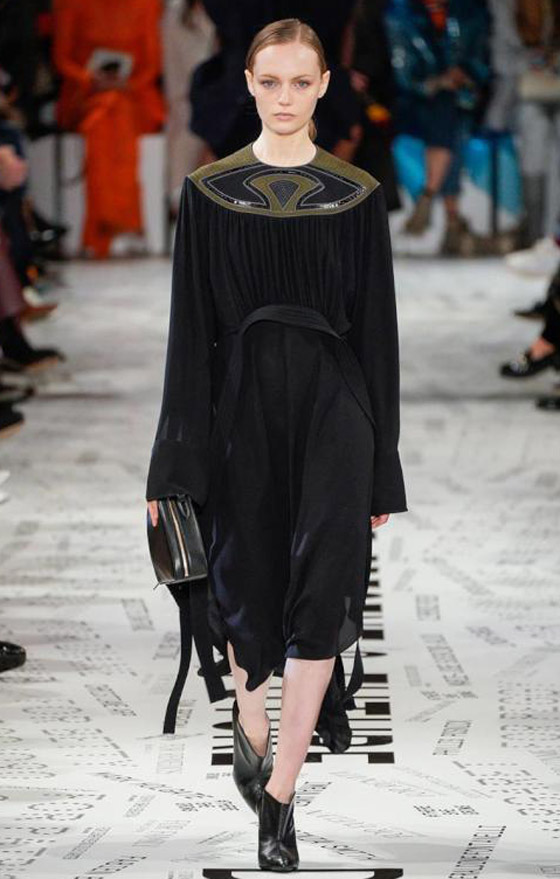 بالصور: أكثر الألوان تريند للعبايات من موضة ماركات شتاء 2019 صورة رقم 5 بالصور: أكثر الألوان تريند للعبايات من موضة ماركات شتاء 2019 صورة رقم 5