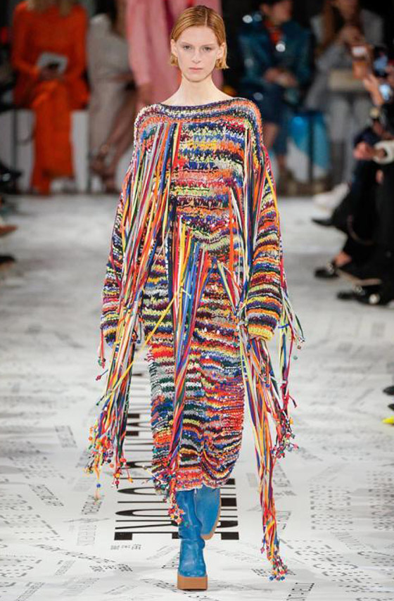 بالصور: أكثر الألوان تريند للعبايات من موضة ماركات شتاء 2019 صورة رقم 6 بالصور: أكثر الألوان تريند للعبايات من موضة ماركات شتاء 2019 صورة رقم 6