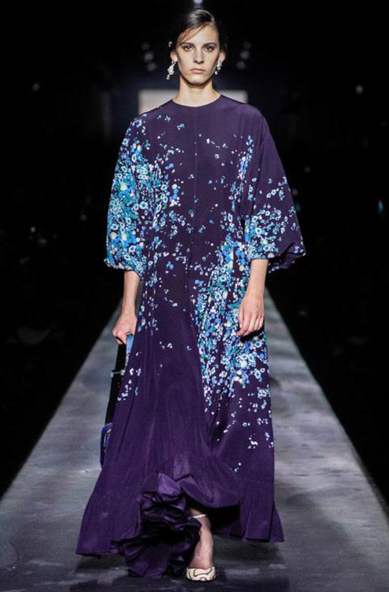 بالصور: أكثر الألوان تريند للعبايات من موضة ماركات شتاء 2019 صورة رقم 7 بالصور: أكثر الألوان تريند للعبايات من موضة ماركات شتاء 2019 صورة رقم 7