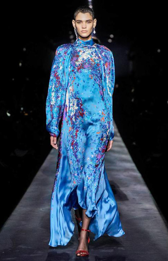 بالصور: أكثر الألوان تريند للعبايات من موضة ماركات شتاء 2019 صورة رقم 8 بالصور: أكثر الألوان تريند للعبايات من موضة ماركات شتاء 2019 صورة رقم 8