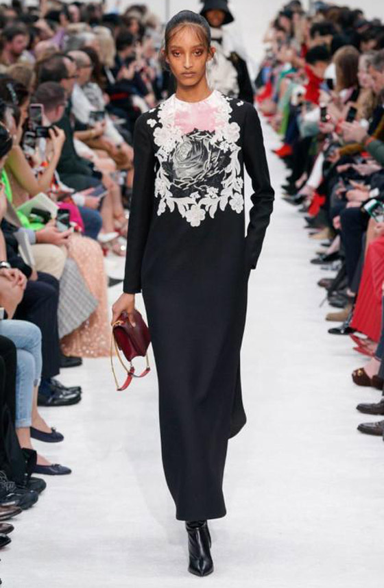 بالصور: أكثر الألوان تريند للعبايات من موضة ماركات شتاء 2019 صورة رقم 9 بالصور: أكثر الألوان تريند للعبايات من موضة ماركات شتاء 2019 صورة رقم 9