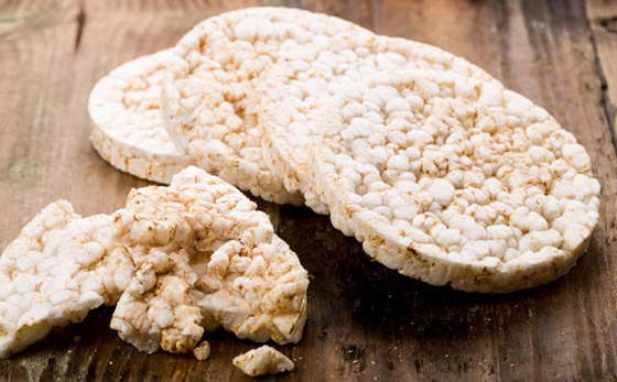 كعكة الأرز ونكهاتها: هذه فوائدها وأضرارها والكمية المسموح بها! صورة رقم 1 كعكة الأرز ونكهاتها: هذه فوائدها وأضرارها والكمية المسموح بها! صورة رقم 1