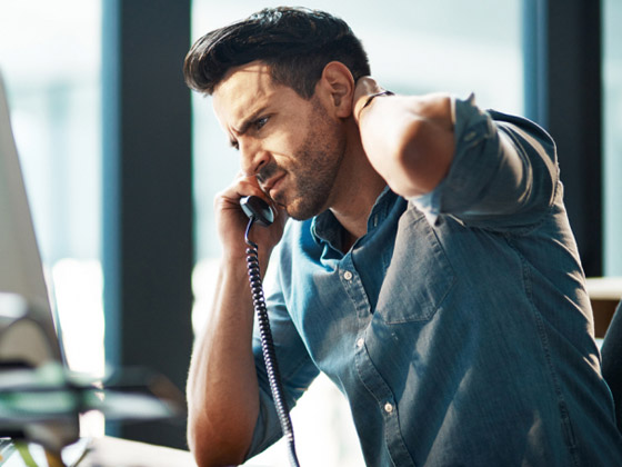 إذا تزامنت مع عوارض أخرى فهي إنذار خطر.. إليكم أسباب آلام الرقبة صورة رقم 1