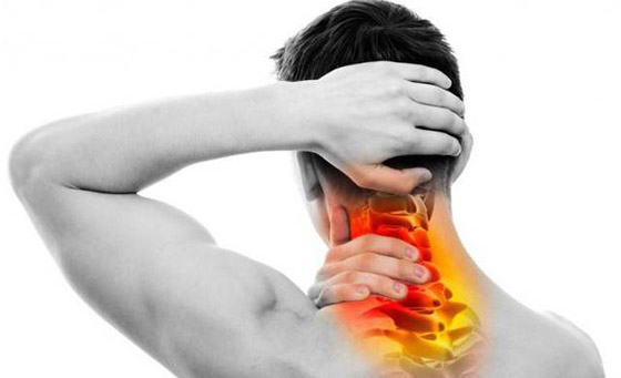 إذا تزامنت مع عوارض أخرى فهي إنذار خطر.. إليكم أسباب آلام الرقبة صورة رقم 3