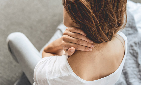 إذا تزامنت مع عوارض أخرى فهي إنذار خطر.. إليكم أسباب آلام الرقبة صورة رقم 11