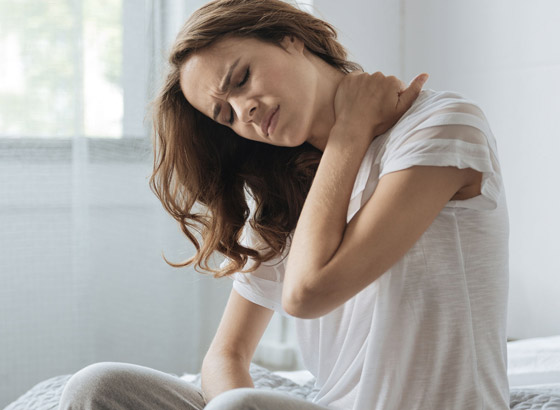 إذا تزامنت مع عوارض أخرى فهي إنذار خطر.. إليكم أسباب آلام الرقبة صورة رقم 4