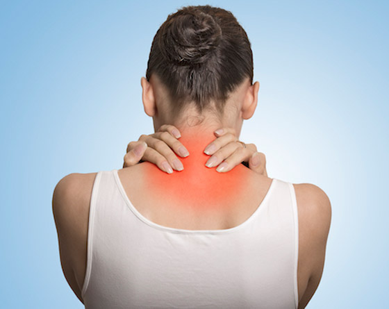 إذا تزامنت مع عوارض أخرى فهي إنذار خطر.. إليكم أسباب آلام الرقبة صورة رقم 6