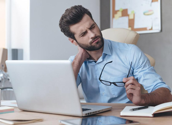 إذا تزامنت مع عوارض أخرى فهي إنذار خطر.. إليكم أسباب آلام الرقبة صورة رقم 7