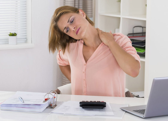 إذا تزامنت مع عوارض أخرى فهي إنذار خطر.. إليكم أسباب آلام الرقبة صورة رقم 13