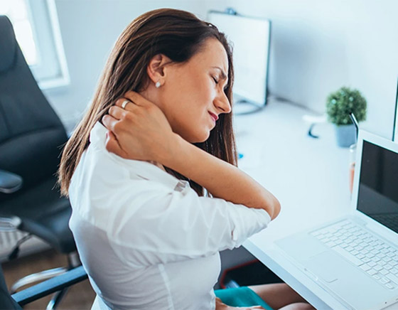 إذا تزامنت مع عوارض أخرى فهي إنذار خطر.. إليكم أسباب آلام الرقبة صورة رقم 14