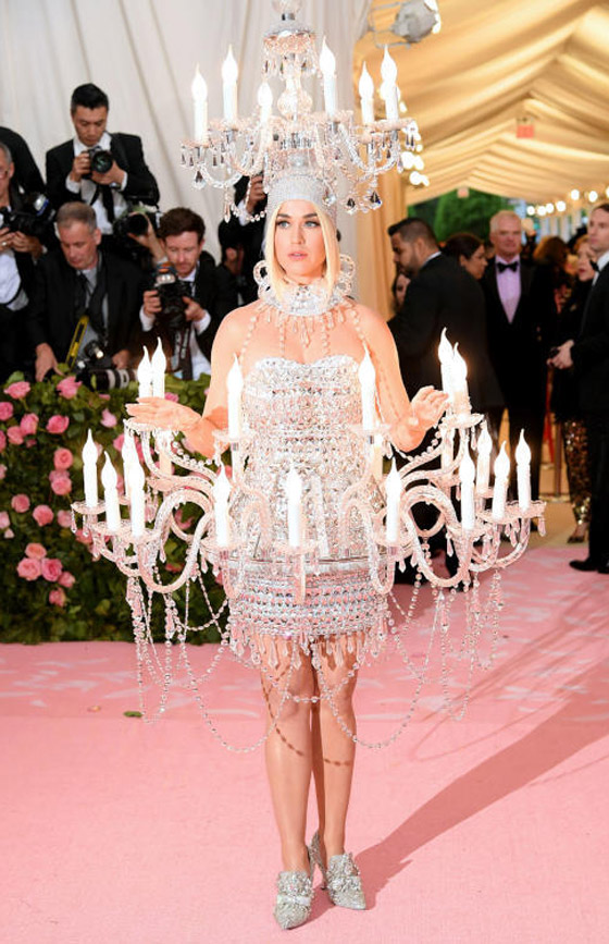 في عيد ميلادها: إليكم أجمل وأغرب إطلالات كايتي بيري لعام 2019! صورة رقم 6