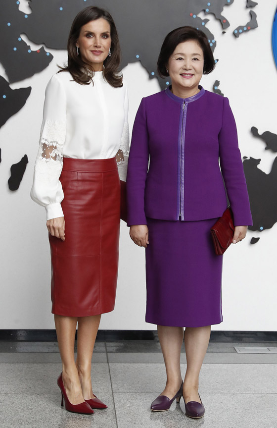 ميغان ماركل وملكة إسبانيا بالتنورة نفسها خلال 24 ساعة فقط.. كم سعرها؟ صورة رقم 1 ميغان ماركل وملكة إسبانيا بالتنورة نفسها خلال 24 ساعة فقط.. كم سعرها؟ صورة رقم 1