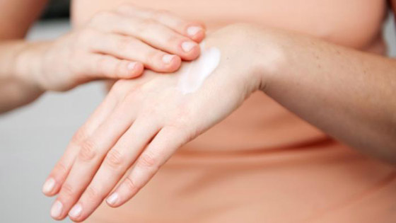 أسباب تشقق اليدين وطرق العلاج والعناية بهما في فصل الشتاء صورة رقم 6