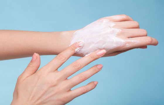 أسباب تشقق اليدين وطرق العلاج والعناية بهما في فصل الشتاء صورة رقم 7