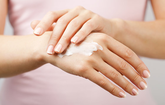 أسباب تشقق اليدين وطرق العلاج والعناية بهما في فصل الشتاء صورة رقم 4