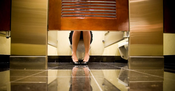 هل تساءلت لماذا تكون أبواب دورات المياه قصيرة في بعض الدول؟  صورة رقم 3