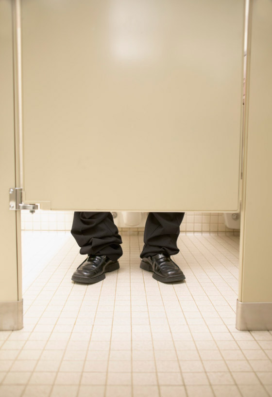 هل تساءلت لماذا تكون أبواب دورات المياه قصيرة في بعض الدول؟  صورة رقم 4