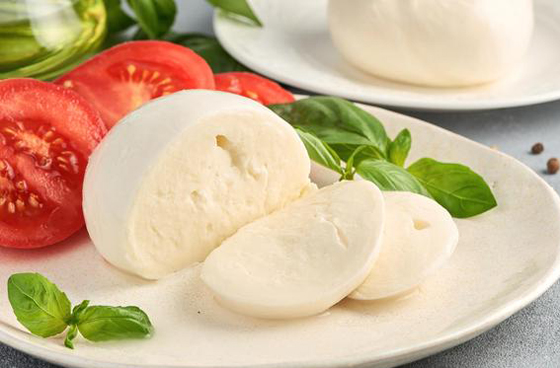 ماذا تعرف عن جبنة موتزاريلا؟ إليك أصلها وفوائدها صورة رقم 7