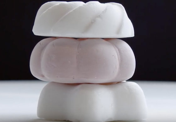 وزنها غرام واحد.. تعرفوا على الحلوى الأخف وزنا في العالم! فيديو صورة رقم 1 وزنها غرام واحد.. تعرفوا على الحلوى الأخف وزنا في العالم! فيديو صورة رقم 1