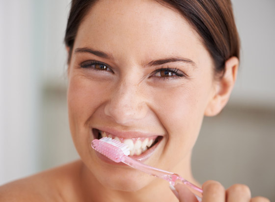 كل ما تريد معرفته عن تنظيف الأسنان وتبييضها وحمايتها من التصبغات صورة رقم 8