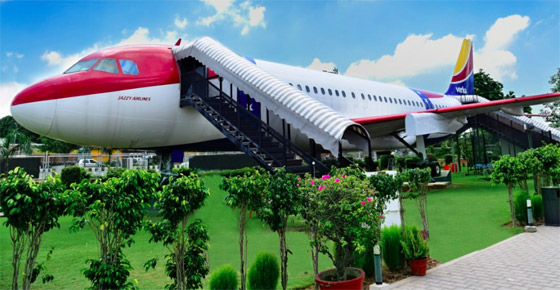 بالصور: طائرات مهجورة قديمة تحولت إلى مطاعم تقدم تجارب طعام مدهشة صورة رقم 3 بالصور: طائرات مهجورة قديمة تحولت إلى مطاعم تقدم تجارب طعام مدهشة صورة رقم 3