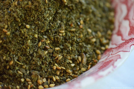 يُرافق زيت الزيتون ويُزيّن موائد الفطور.. ما هو أصل الزعتر؟ فيديو صورة رقم 4