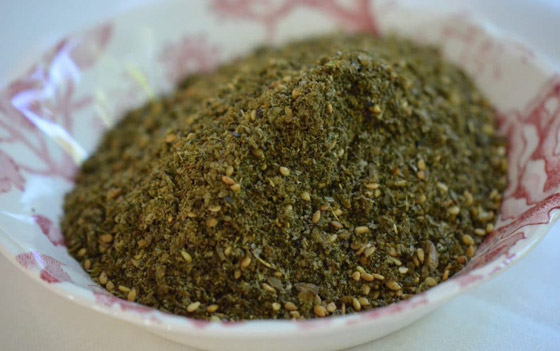 يُرافق زيت الزيتون ويُزيّن موائد الفطور.. ما هو أصل الزعتر؟ فيديو صورة رقم 10