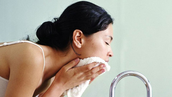 قاعدة من 60 ثانية.. الأفضل لتنظيف بشرتكِ صورة رقم 2