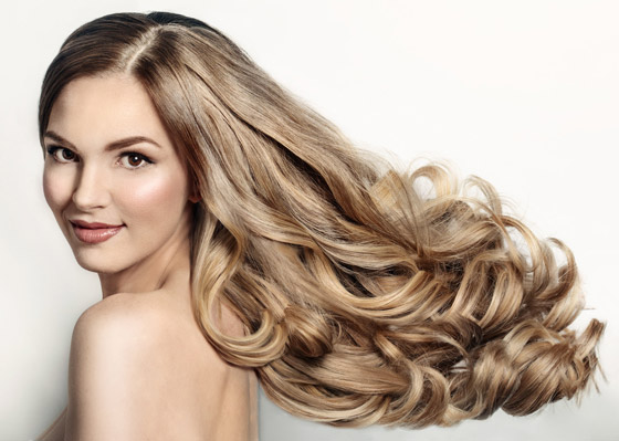 15 نصيحة مفيدة من الخبراء لشعر حيوي وصحي مشرق في نهاية العام صورة رقم 4