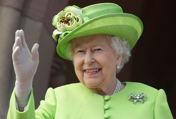 منسقة الأزياء الملكية تكشف الوجه الآخر للملكة إليزابيث صاحبة التاج البريطاني صورة رقم 22 منسقة الأزياء الملكية تكشف الوجه الآخر للملكة إليزابيث صاحبة التاج البريطاني صورة رقم 22
