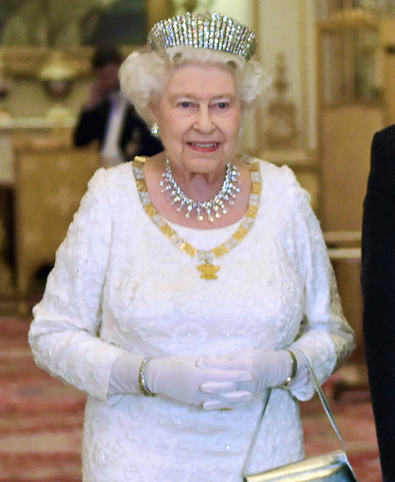 منسقة الأزياء الملكية تكشف الوجه الآخر للملكة إليزابيث صاحبة التاج البريطاني صورة رقم 21 منسقة الأزياء الملكية تكشف الوجه الآخر للملكة إليزابيث صاحبة التاج البريطاني صورة رقم 21