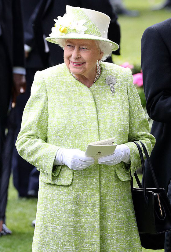 منسقة الأزياء الملكية تكشف الوجه الآخر للملكة إليزابيث صاحبة التاج البريطاني صورة رقم 6 منسقة الأزياء الملكية تكشف الوجه الآخر للملكة إليزابيث صاحبة التاج البريطاني صورة رقم 6