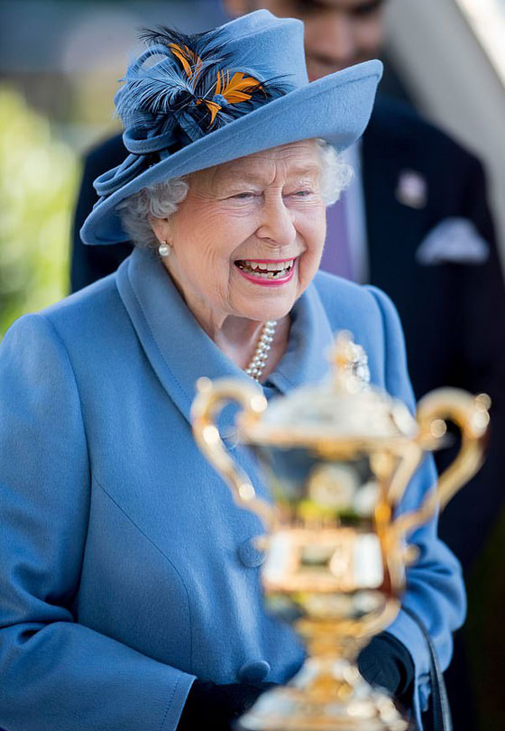 منسقة الأزياء الملكية تكشف الوجه الآخر للملكة إليزابيث صاحبة التاج البريطاني صورة رقم 13 منسقة الأزياء الملكية تكشف الوجه الآخر للملكة إليزابيث صاحبة التاج البريطاني صورة رقم 13